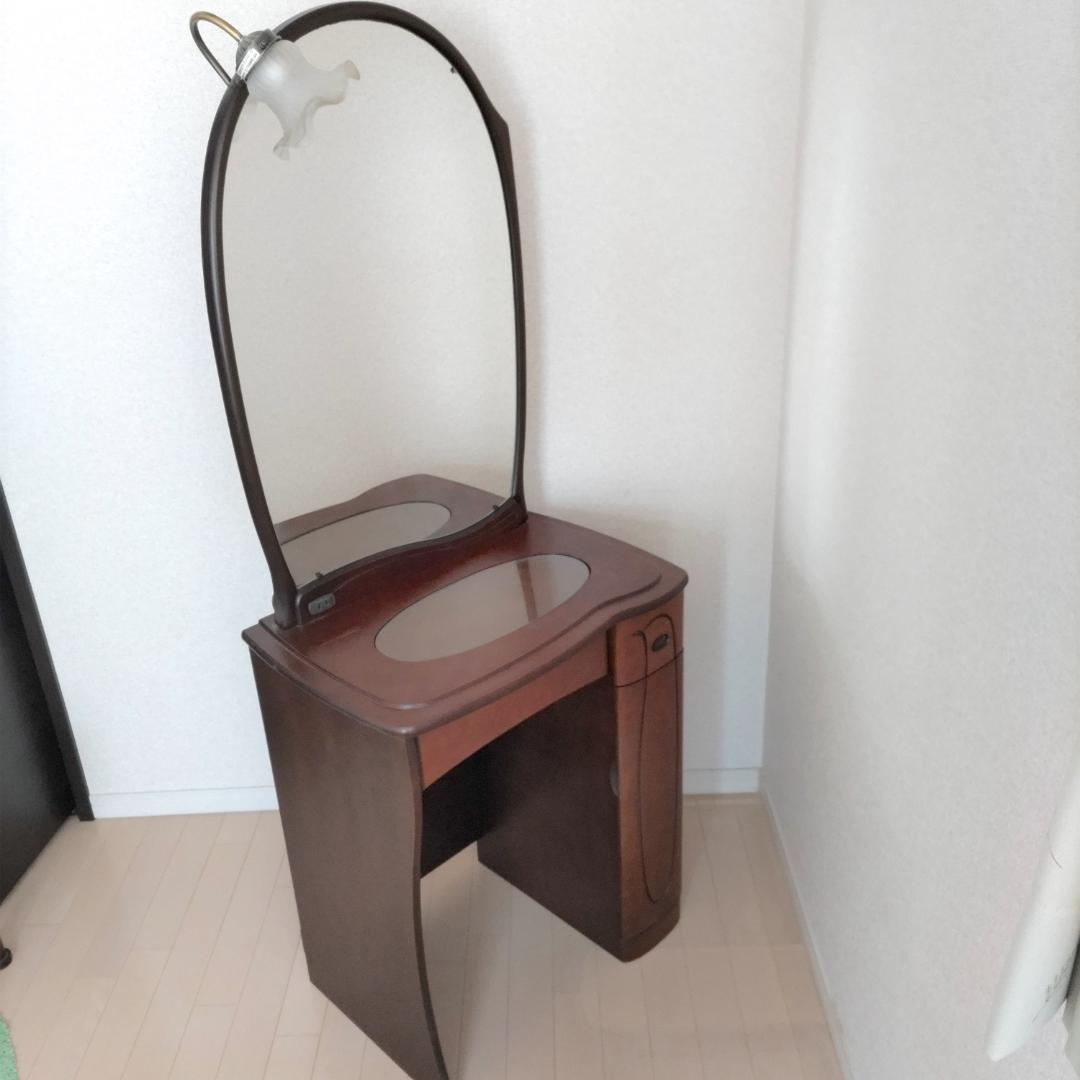 木製ドレッサー・鏡台　シェード付きライト