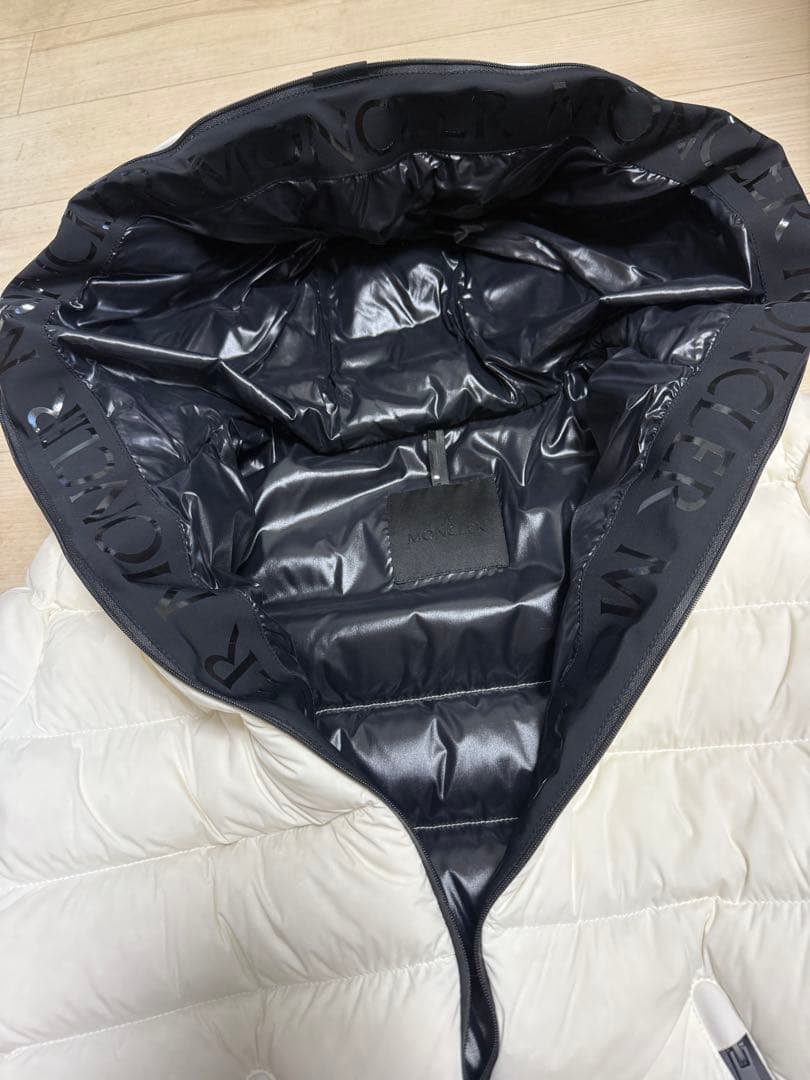 モンクレール ホワイト フード付きダウンジャケット