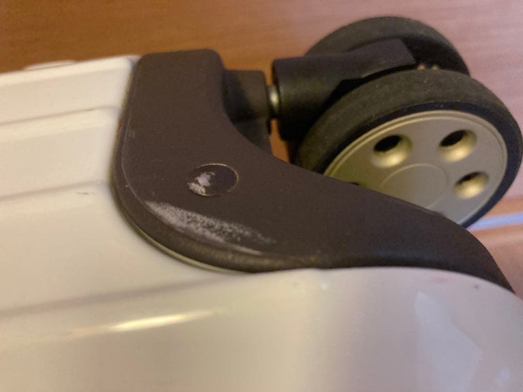 美品　リモワ　82L ハワイ限定ホワイト　RIMOWA　サルサデラックス　4輪