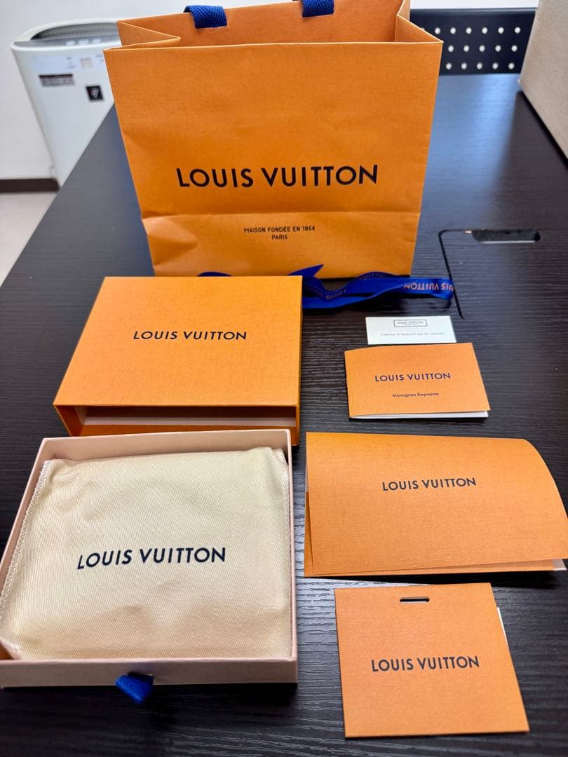 ノ*エ様 ルイヴィトン ポルトフォイユ・ヴィクトリーヌ M64060(黒 三つ折