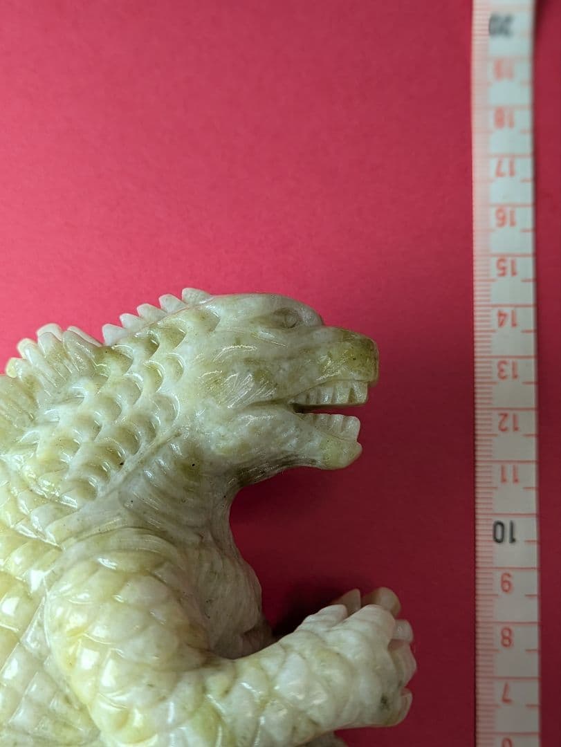 天然石 翡翠【ひすい】のゴジラ？恐竜の置物です。サイズは約13.5㌢×9.5㌢！