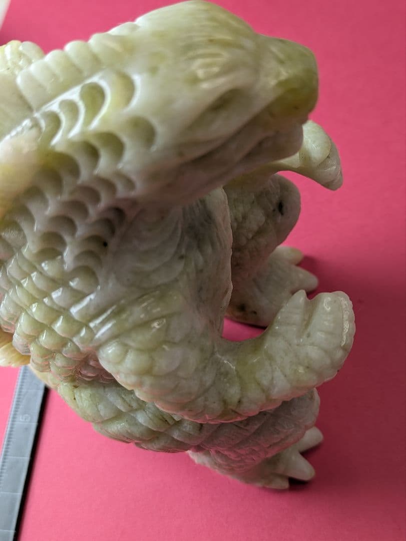 天然石 翡翠【ひすい】のゴジラ？恐竜の置物です。サイズは約13.5㌢×9.5㌢！