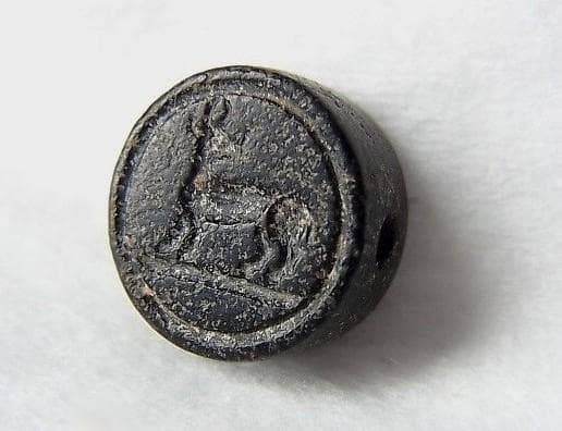 ★T0504★ 古代石 (218) 印章石　巨眼人物　鹿文様　磁石に付きます