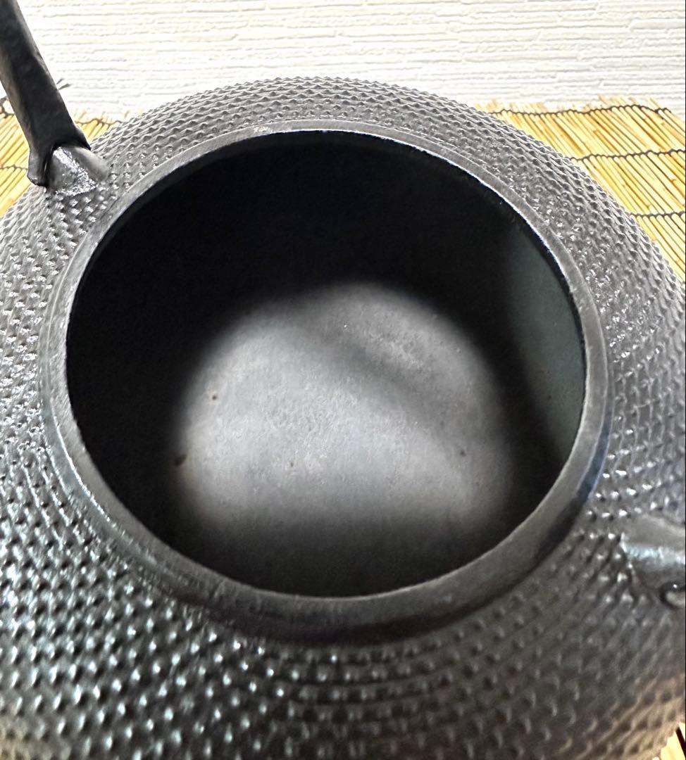 未使用品、供箱付 南部虎山工房前田知行造　１２型　南部鉄瓶　南部鉄器　鉄瓶