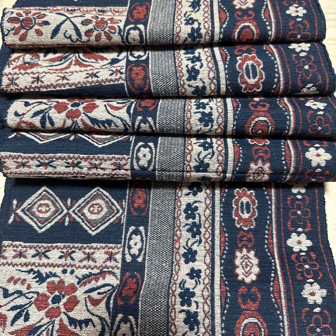 ネイビーブルーの花柄テーブルランナー