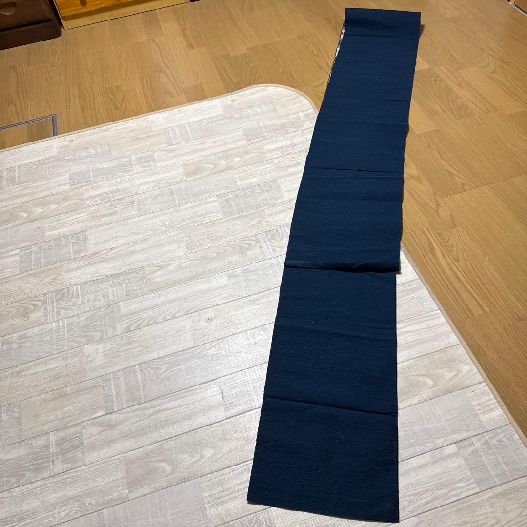 ネイビーブルーの花柄テーブルランナー