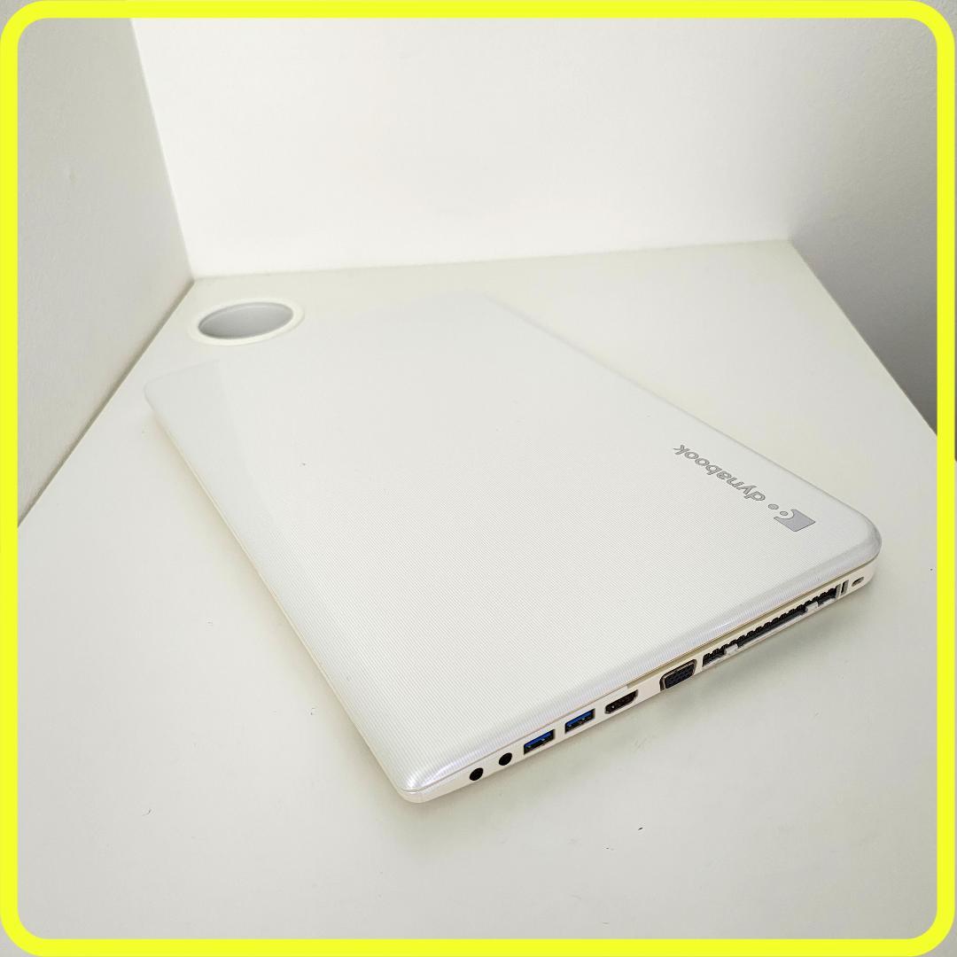 白　新品SSD256⭐️windows11　ノートパソコン　office　769