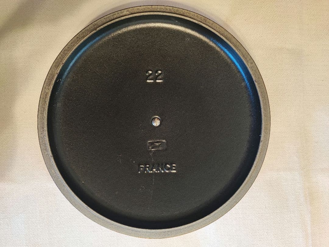 ル・クルーゼ　ビッグロゴ コレクション　シグニチャー ココット・ロンド 22