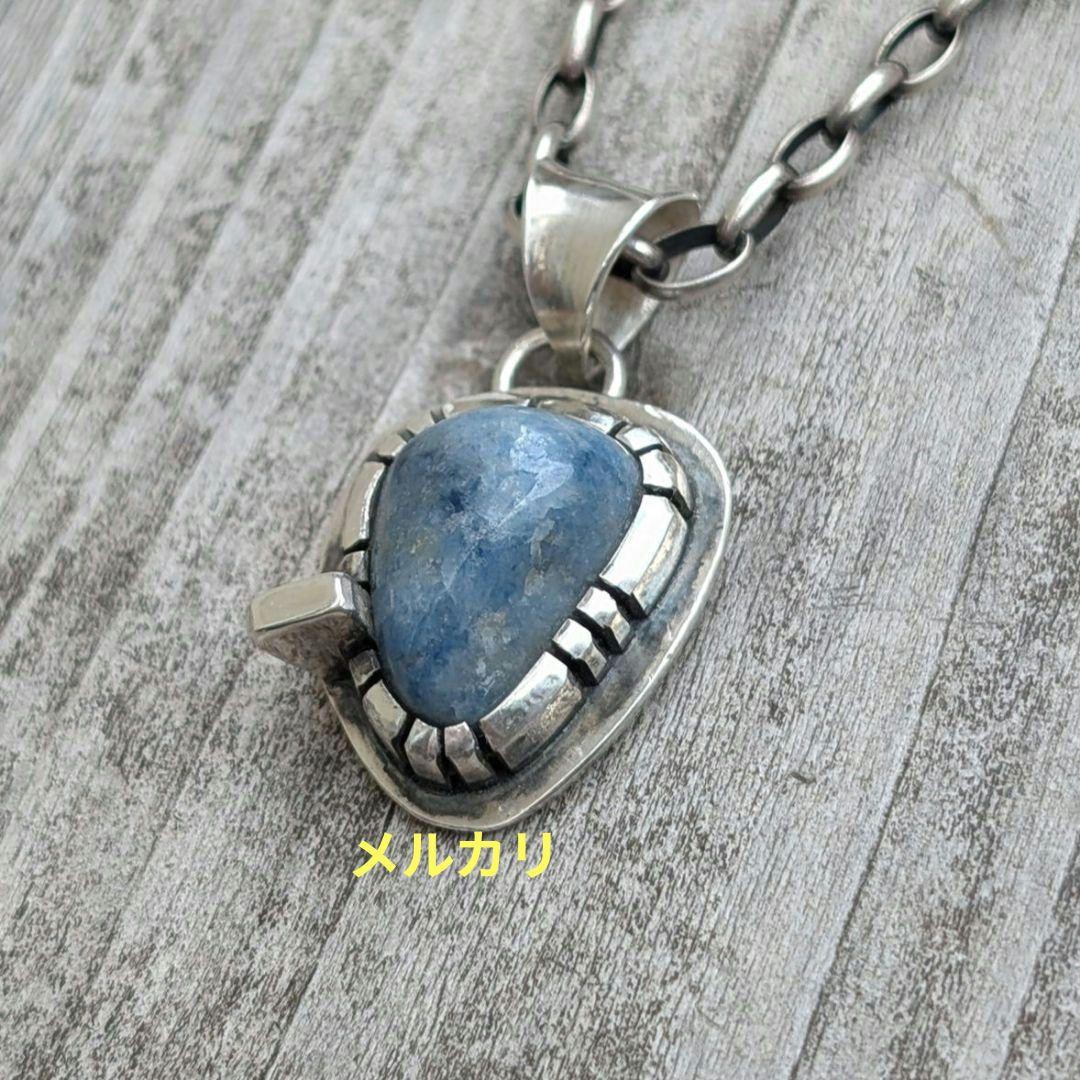 ハンドメイドの入りコン沢翡翠トップ　インディアンジュエリー風　オールハンドメイド