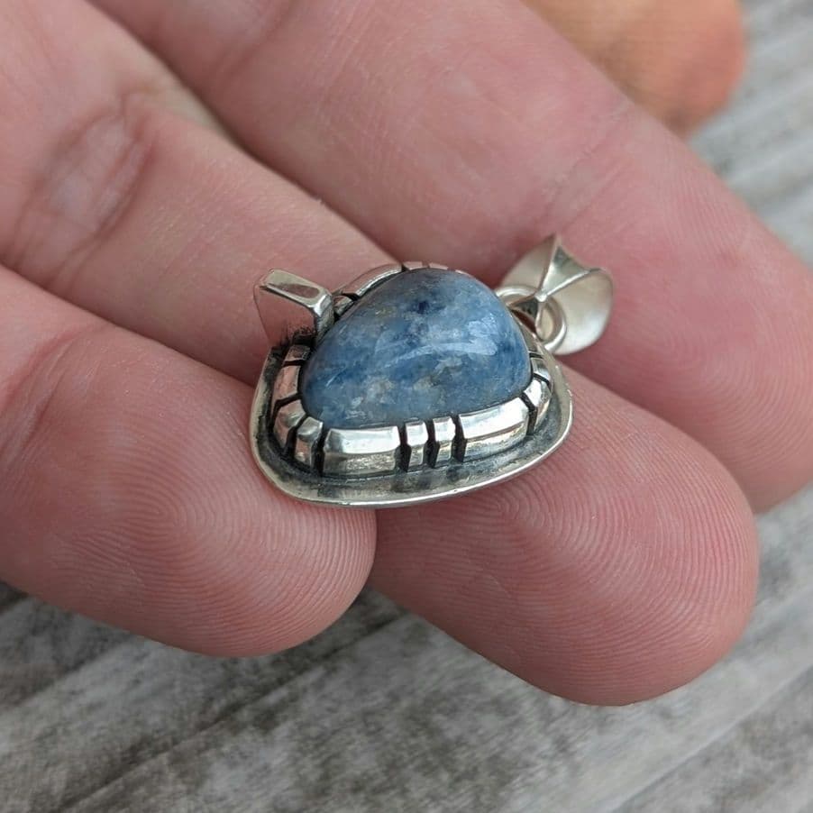 ハンドメイドの入りコン沢翡翠トップ　インディアンジュエリー風　オールハンドメイド