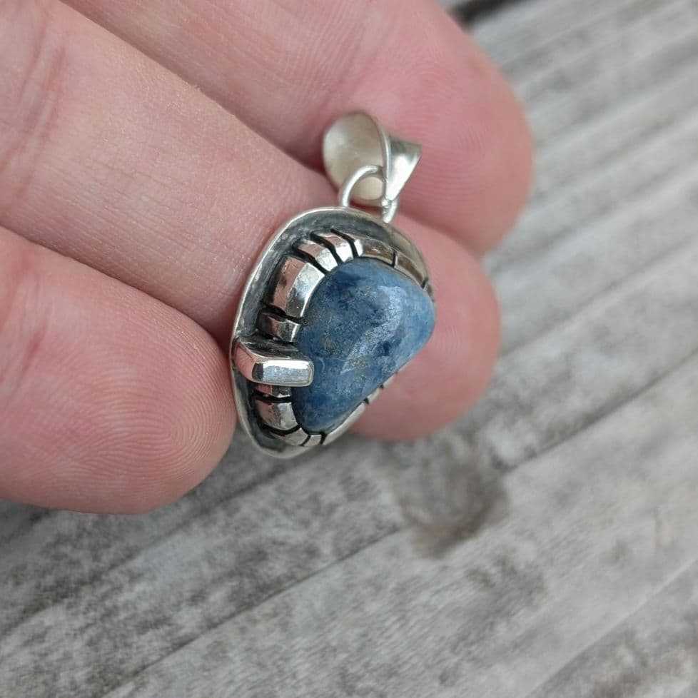 ハンドメイドの入りコン沢翡翠トップ　インディアンジュエリー風　オールハンドメイド