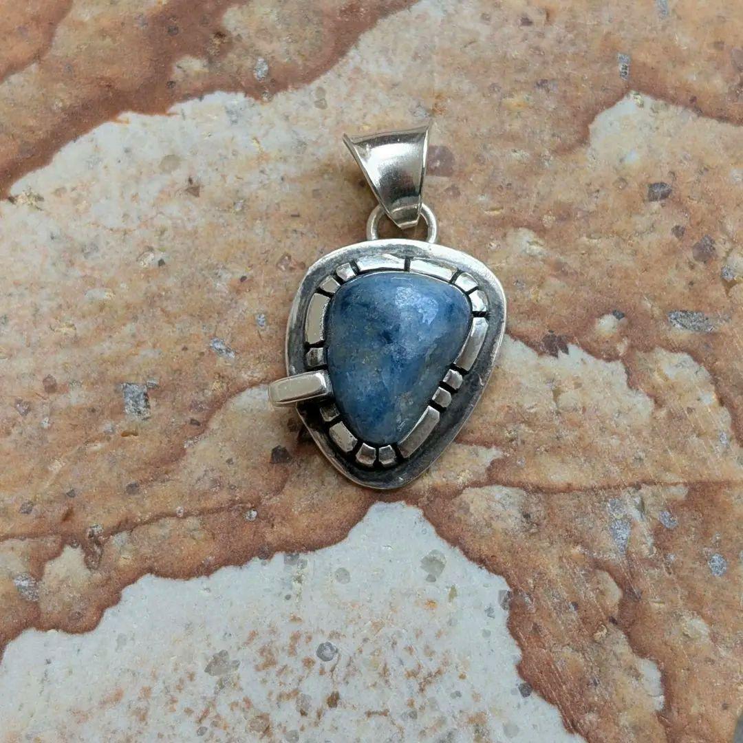 ハンドメイドの入りコン沢翡翠トップ　インディアンジュエリー風　オールハンドメイド