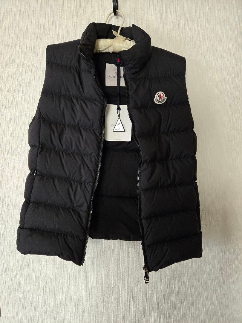 モンクレールの ブラック ダウンベスト