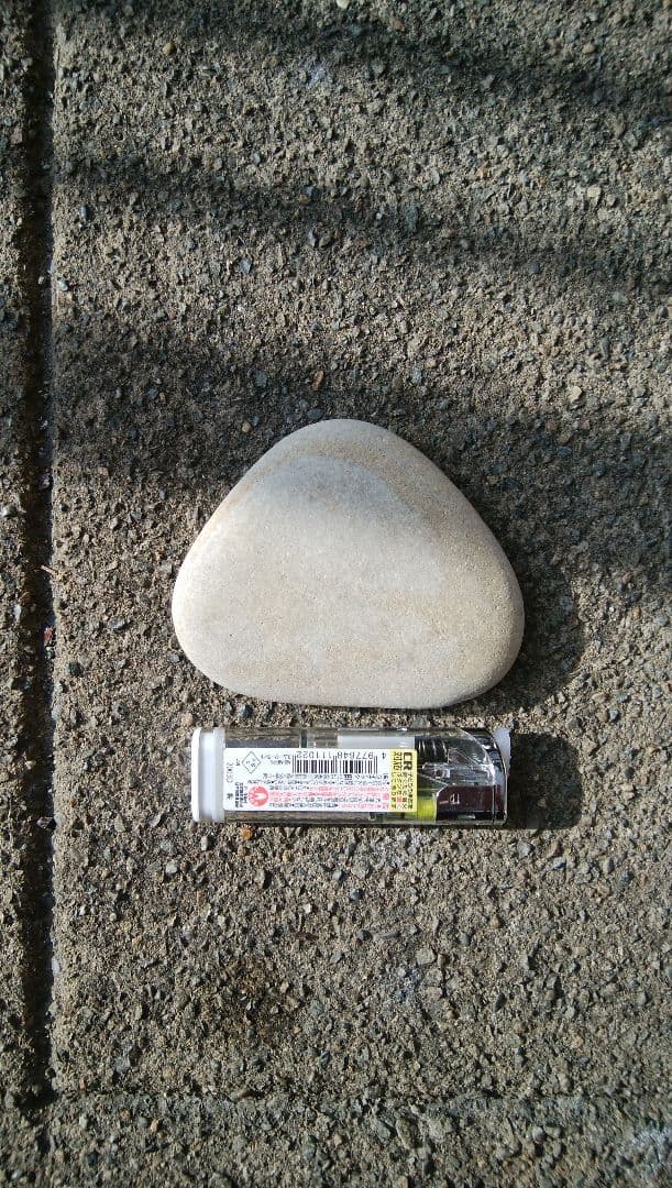 三角の石