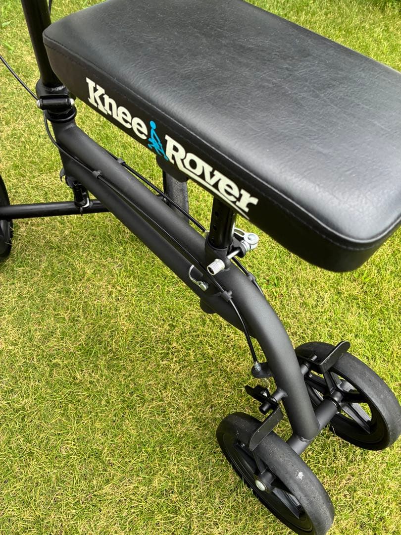 松葉杖の代わりに　Knee Rover 膝用歩行器(ニースクーター) ブラック