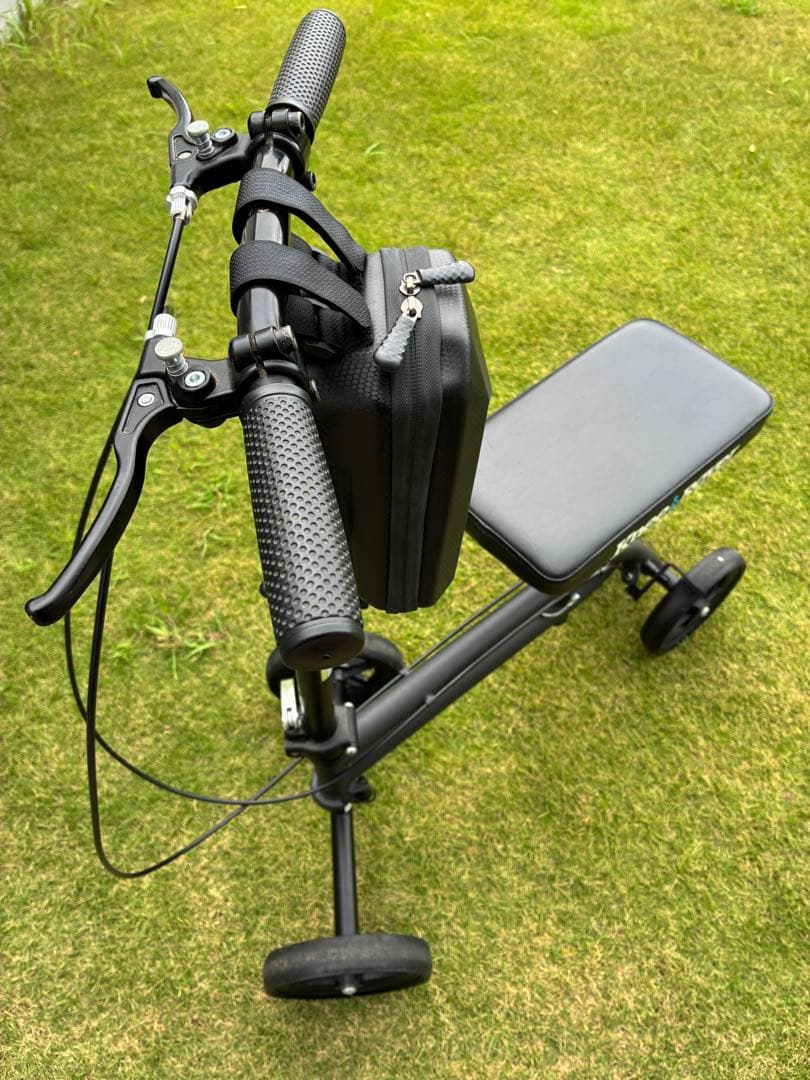 松葉杖の代わりに　Knee Rover 膝用歩行器(ニースクーター) ブラック