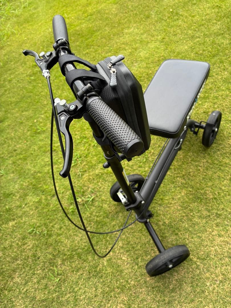 松葉杖の代わりに　Knee Rover 膝用歩行器(ニースクーター) ブラック