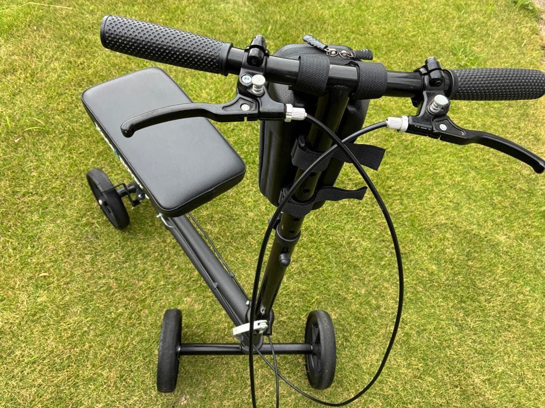 松葉杖の代わりに　Knee Rover 膝用歩行器(ニースクーター) ブラック