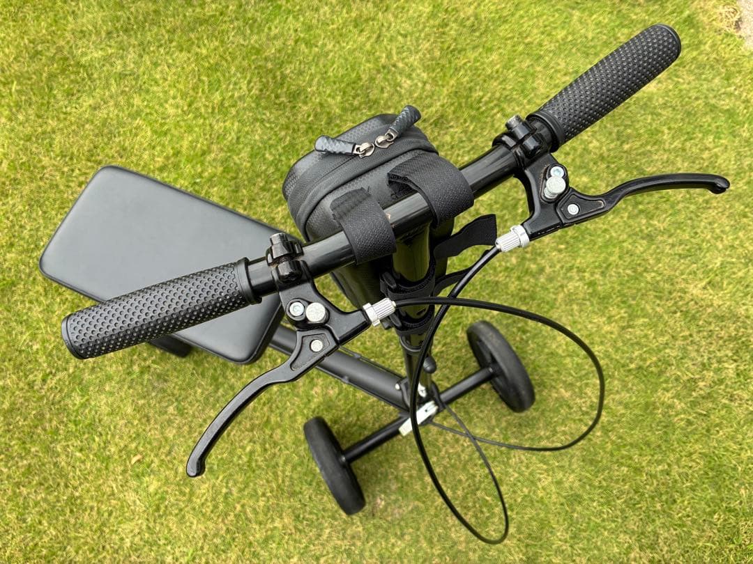 松葉杖の代わりに　Knee Rover 膝用歩行器(ニースクーター) ブラック