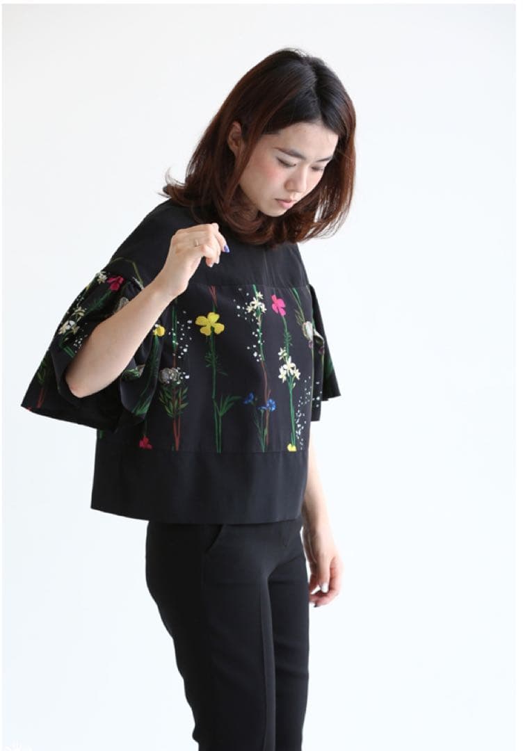 即完売品　アキラナカ　タックスリーブプルオーバー　花柄　黒　36
