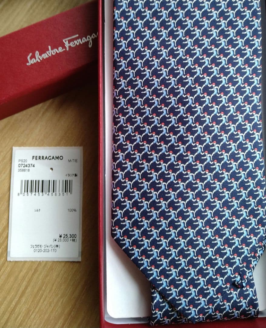 Ferragamo ネクタイ ネイビー 100%シルク 約8cm幅　新品ケース付
