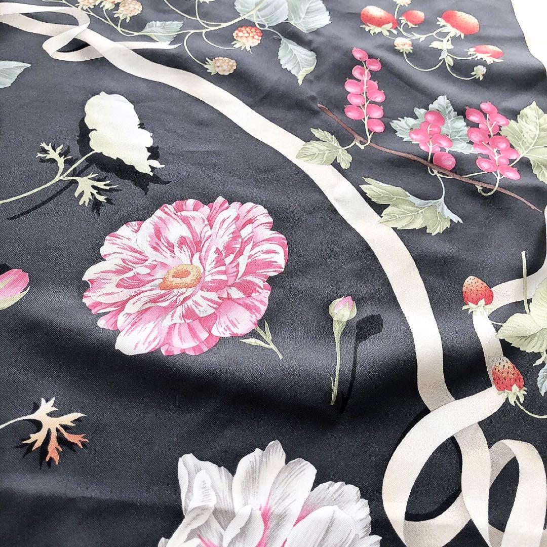 Ferragamo*フェラガモ　大判スカーフ　花柄　フルーツ　イチゴ　シルク