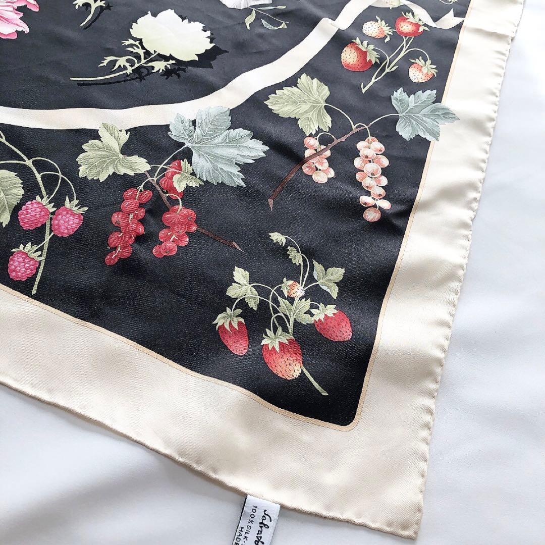 Ferragamo*フェラガモ　大判スカーフ　花柄　フルーツ　イチゴ　シルク