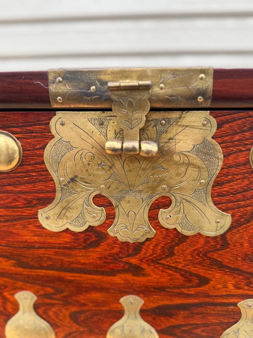 伝統的な木製箪笥 金具装飾付き