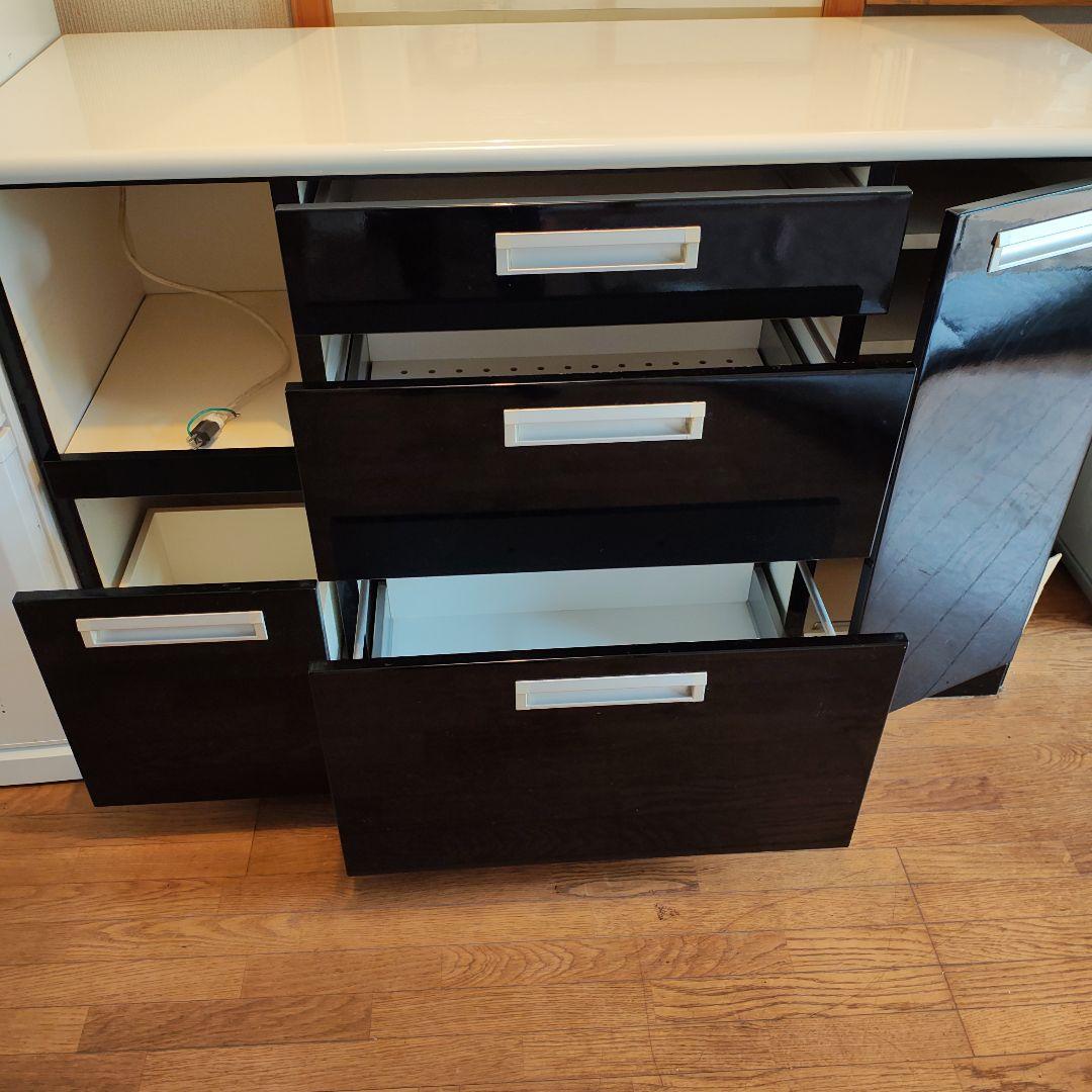 黒い木製食器棚 ホワイト天板付き