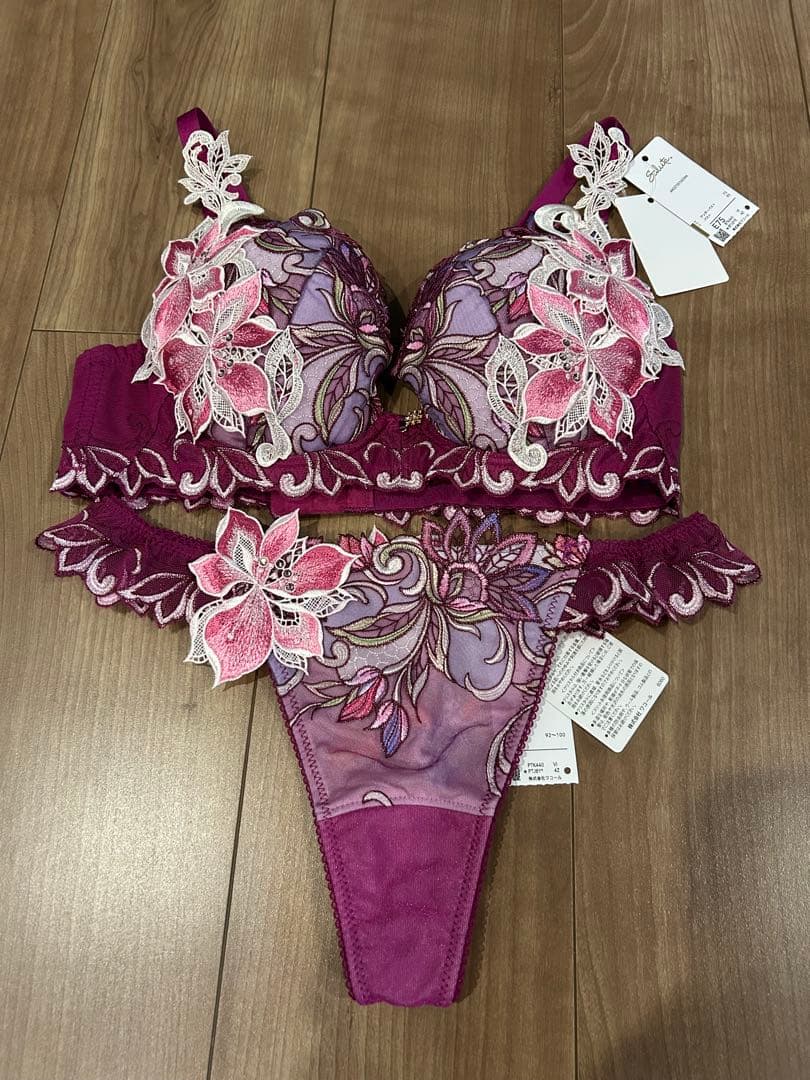 サルート　事前予約コレクション　40G ブラジャーTショーツセット E75 L