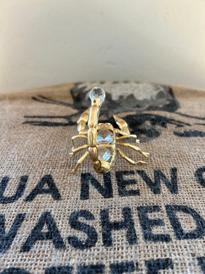 スワロフスキーストーン付孔雀（オルゴール）、キリン、亀、さそりの置物　5点セット