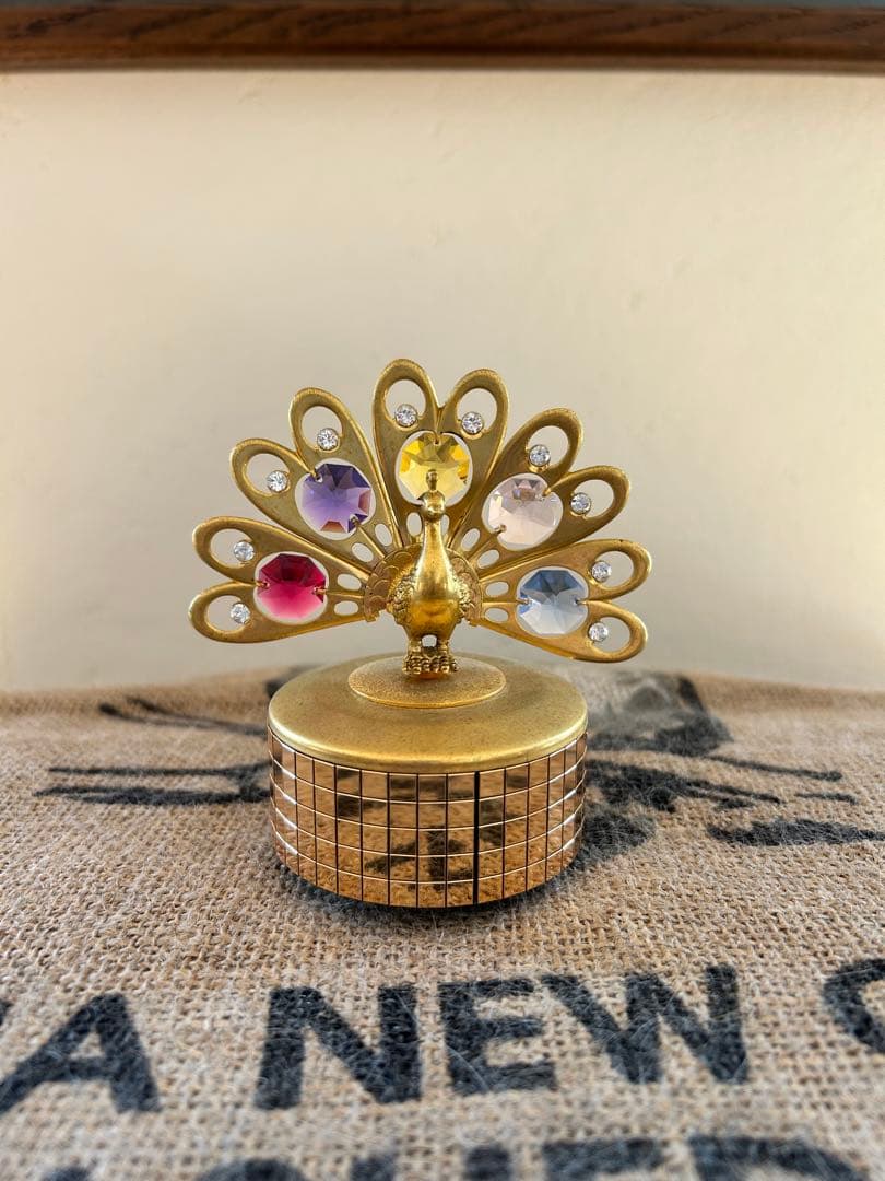 スワロフスキーストーン付孔雀（オルゴール）、キリン、亀、さそりの置物　5点セット