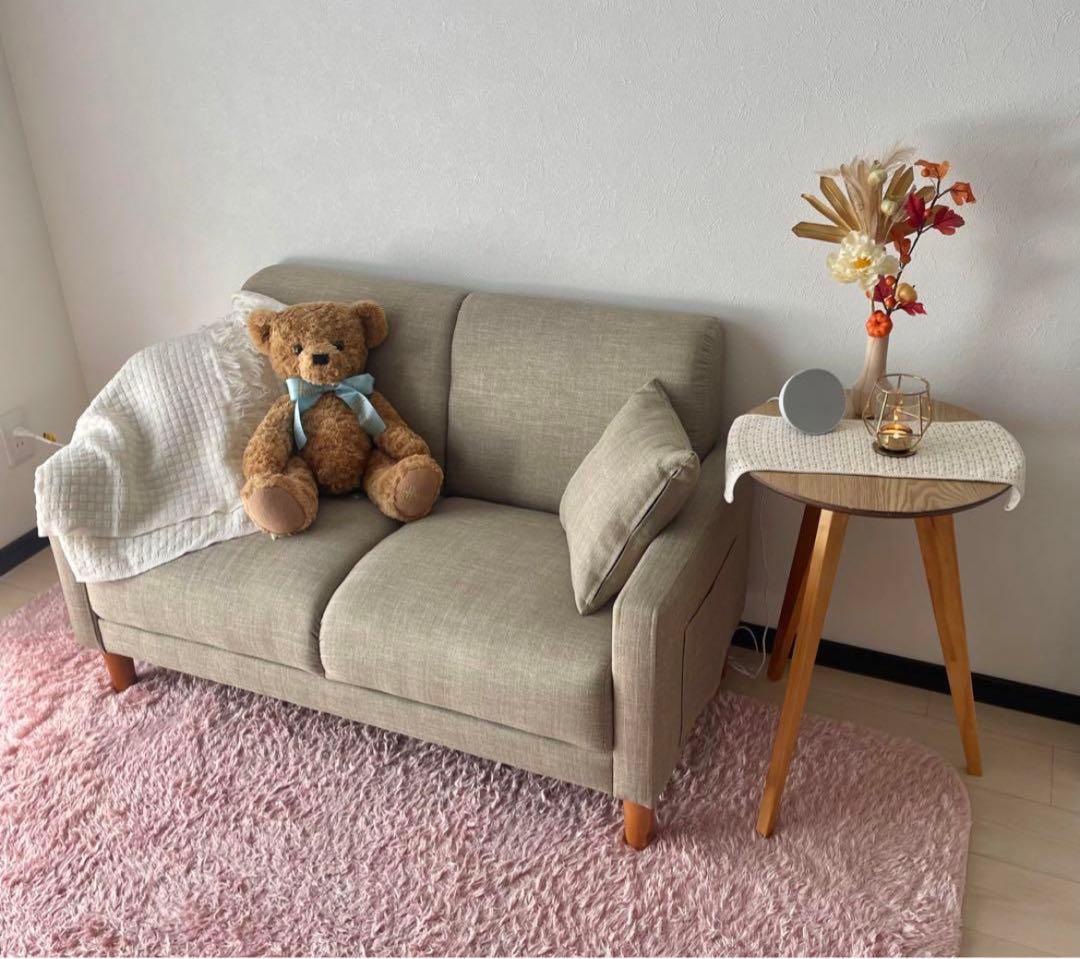 グレーのファブリック2人掛けソファ