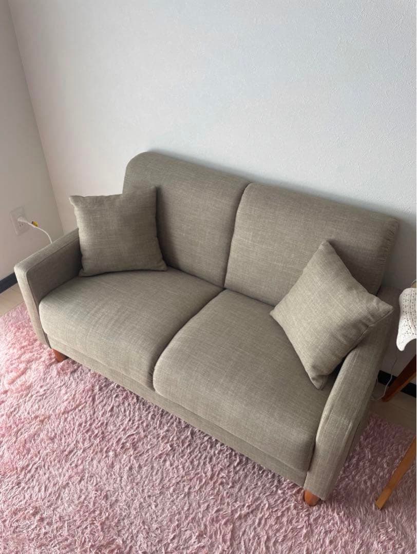 グレーのファブリック2人掛けソファ