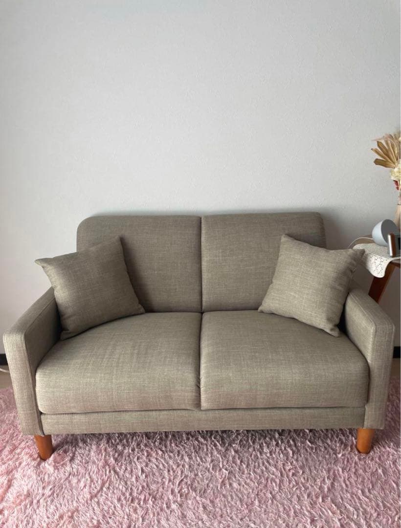 グレーのファブリック2人掛けソファ