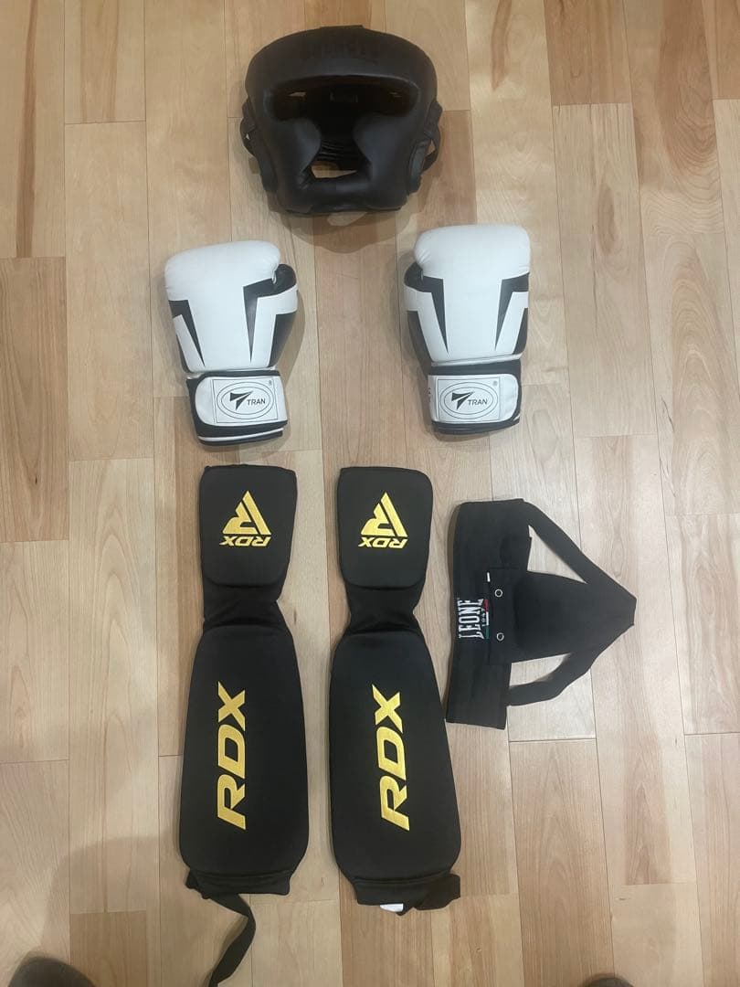 ボクシング用グローブ・ヘッドギア・レッグガードセット