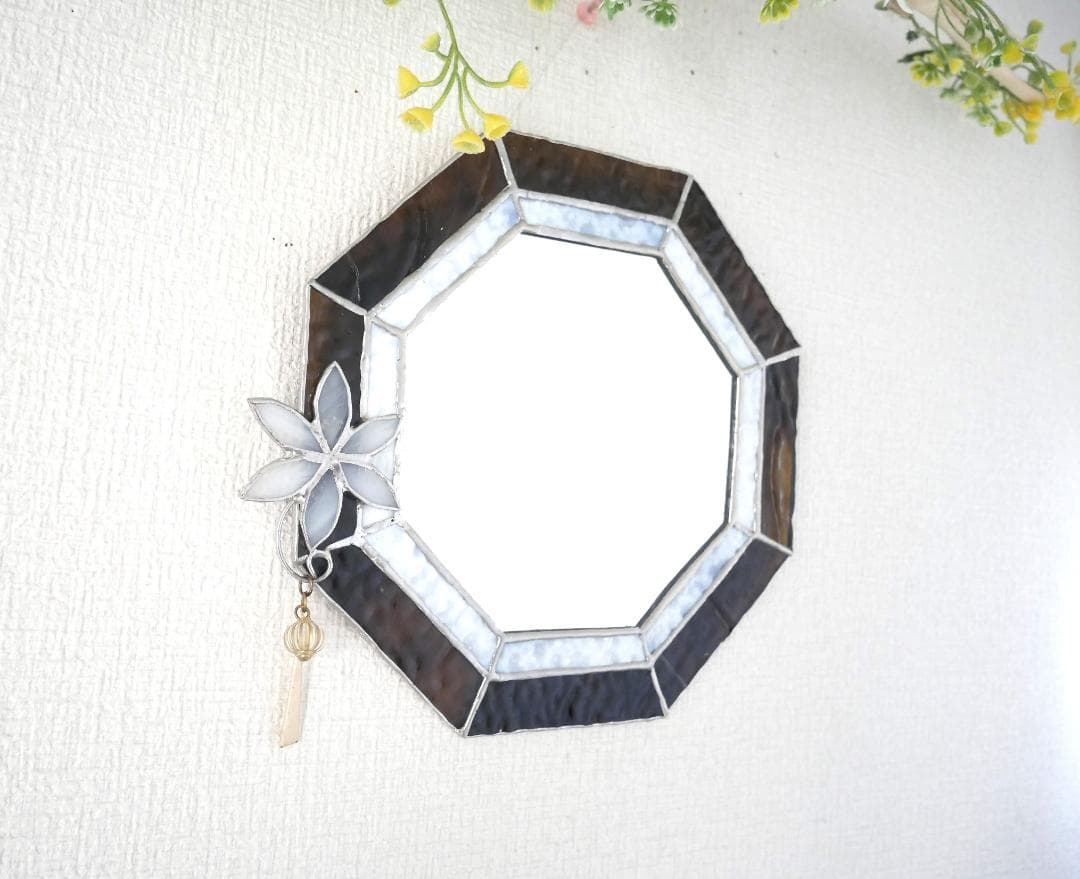 ✴︎:.。ブラウンとホワイトのツートン八角形鏡♪　ステンドグラス　(22㎝）
