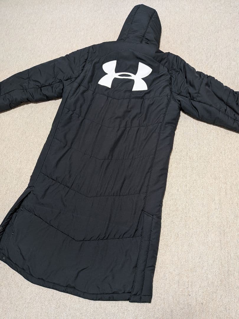 【美品】UNDER ARMOUR 刺繍ロゴ　フード付きロングベンチコート黒　XL