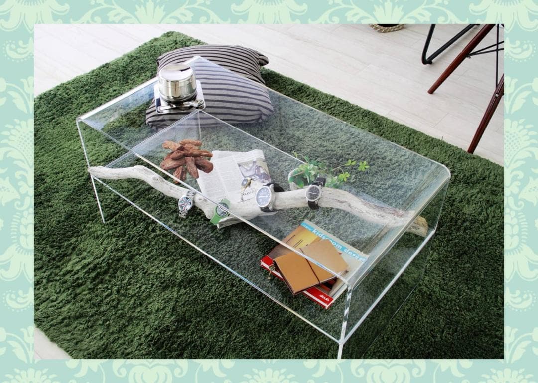 シンプルなアクリル製テーブル