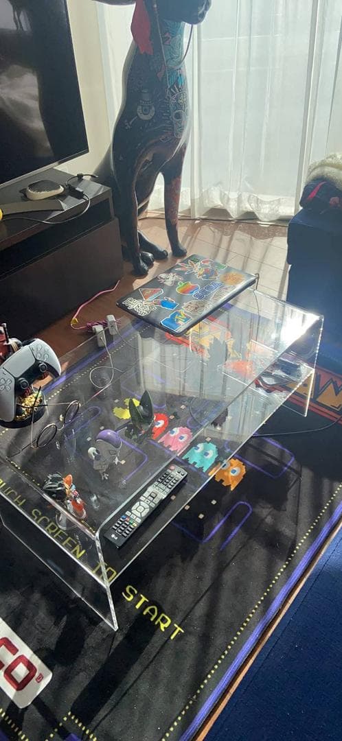 シンプルなアクリル製テーブル