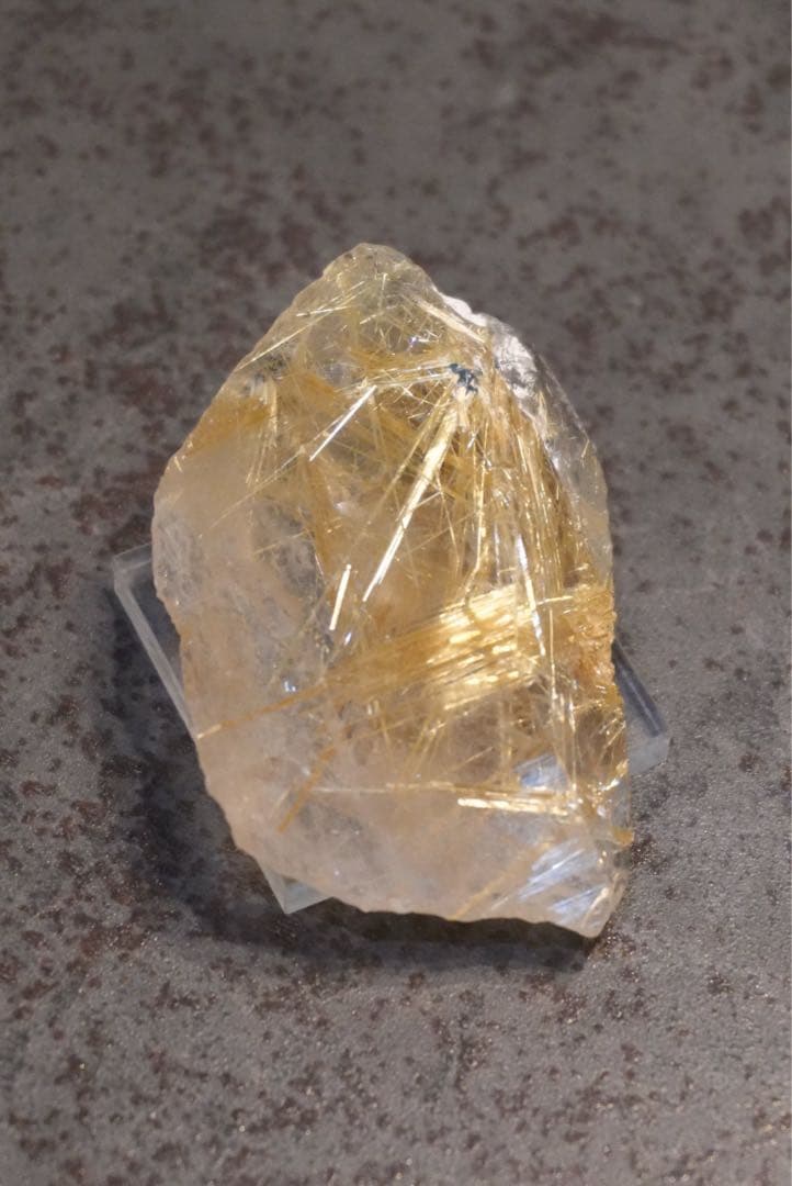 【ブラジル・ノボリゾンチ産】天然ルチルクオーツ原石　58.9g