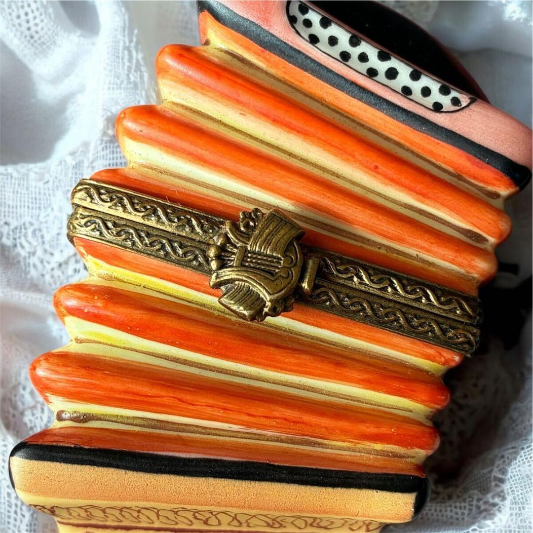 【心弾むアコーディオン】リモージュボックス 希少モチーフ 小物入れ ピルケース