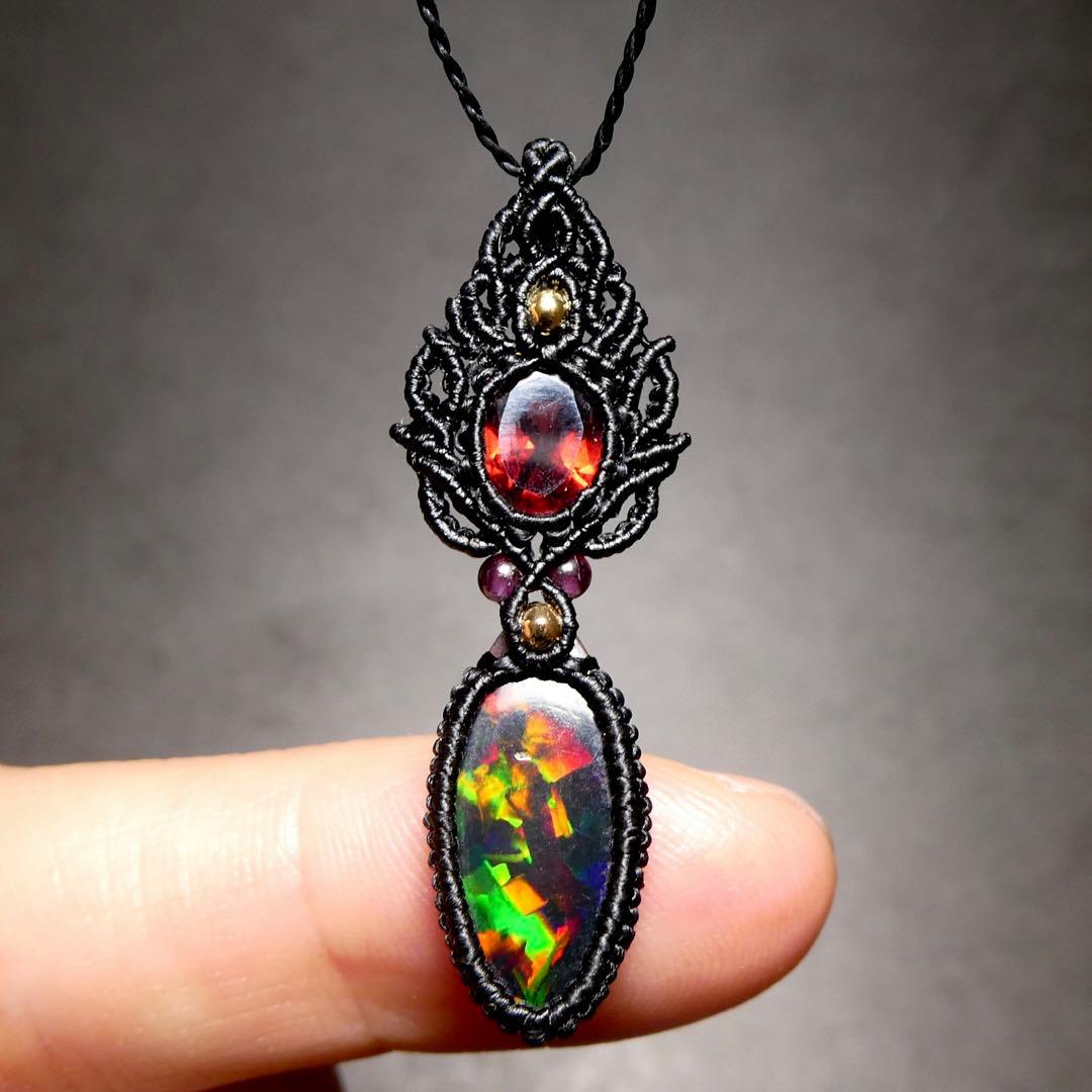 宝石質ブラックオパールとガーネットのマクラメネックレス