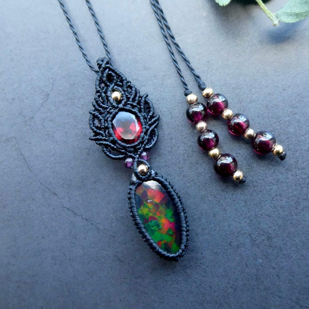 宝石質ブラックオパールとガーネットのマクラメネックレス
