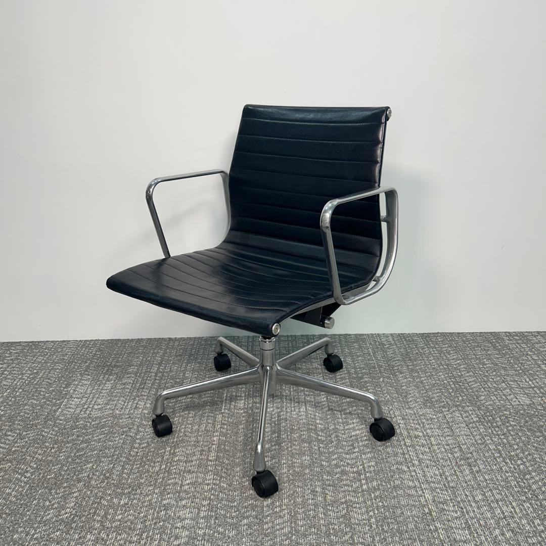 A. ハーマンミラー キャスターチェア アルミナムチェア 本革