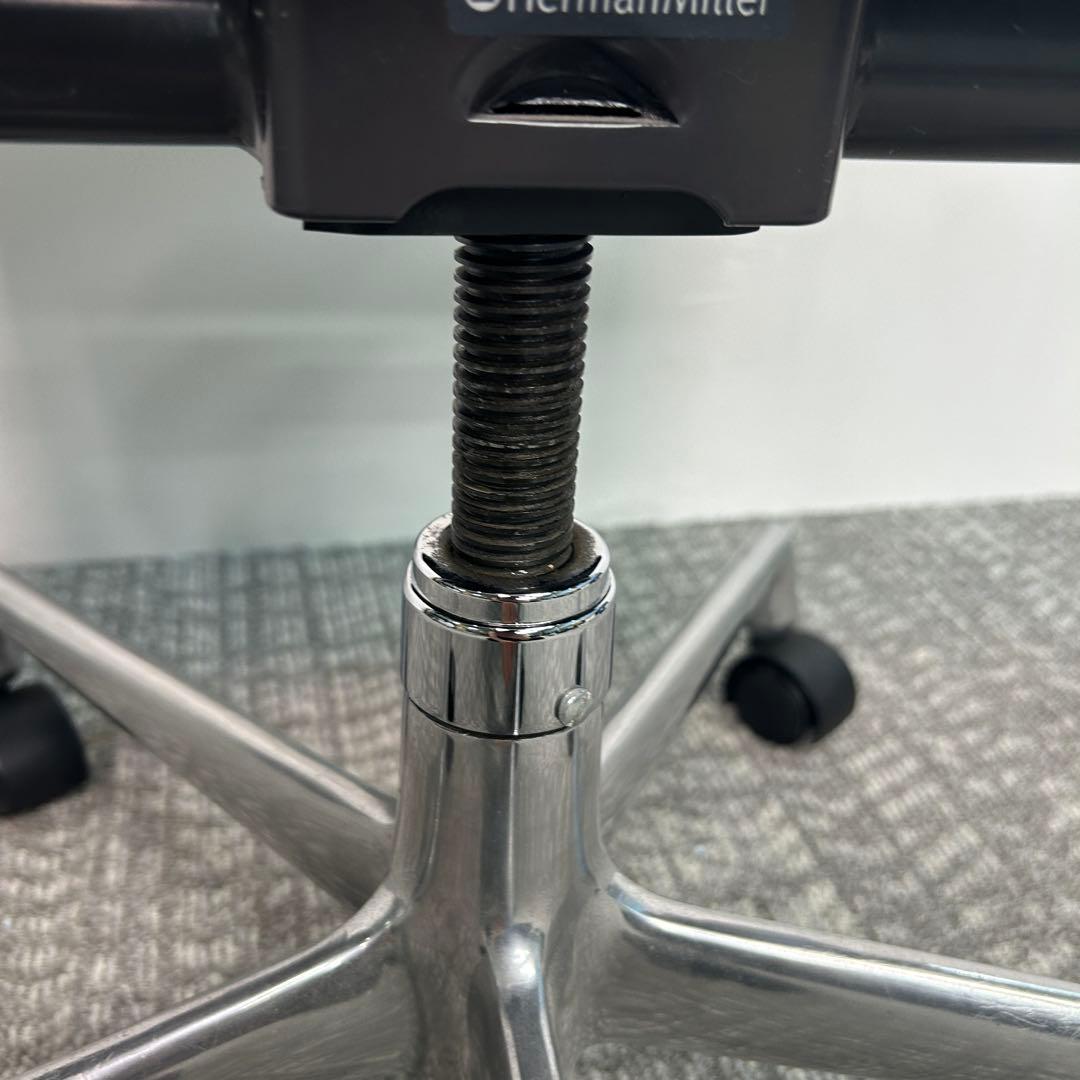 A. ハーマンミラー キャスターチェア アルミナムチェア 本革