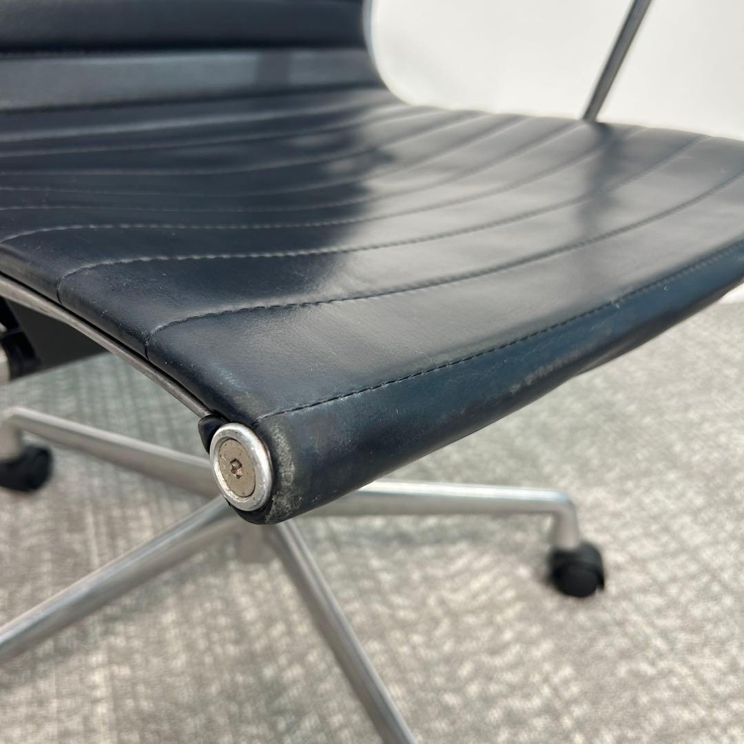 A. ハーマンミラー キャスターチェア アルミナムチェア 本革