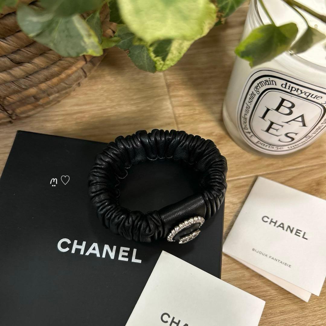 CHANELシャネル　ラインストーン　ココマークラムレザーシュシュ　ヘアゴム