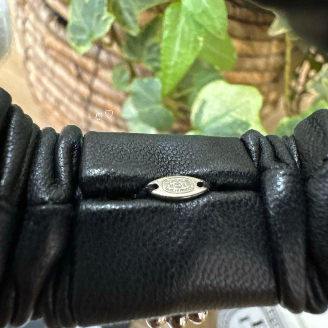 CHANELシャネル　ラインストーン　ココマークラムレザーシュシュ　ヘアゴム