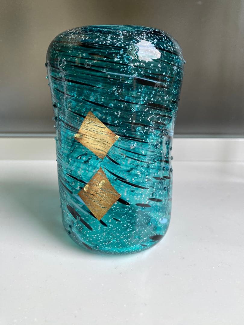 黒木国明　青色ガラス花瓶 金色装飾付き